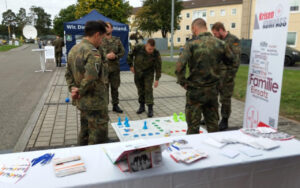 Eine Gruppe Soldaten am Stand des Sachausschusses