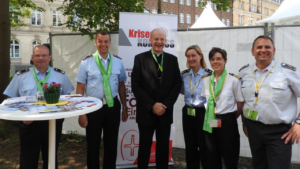 Der KathMilBischof Dr. Overbeck besucht unseren Stand vom Krisenkompass ©privat