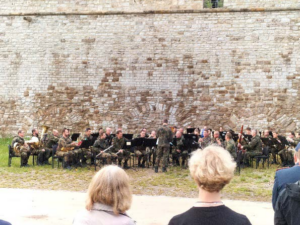 Auf diesem Foto sieht man das Heeresmusikkorps Erfurt, das den feierlichen Rahmen des Feldgottesdienst musikalisch unterstützte.