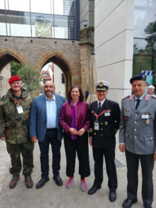 Auf dem Foto stehen von links nach rechts: Gereon Gräf (Vorsitzender des Katholikenrates), Omid Nouripour (Bundesvorsitzender der Grünen), Katrin Göring-Eckardt (Vizepräsidentin des Deutschen Bundestages), Dirk Müller (Fachbereichsleiter Glaube und Grundsatz), Walter Raab (Fachbereichsleiter Ehe, Familie, Partnerschaft).