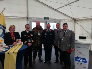 Das Foto zeigt eine Gruppe von Menschen am Stand der Katholischen Militärseelsorge, darunter auch der stellv. Inspekteur der Luftwaffe, General Hoppe.