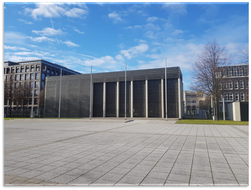 Das Foto zeigt den Blick auf das Ehrenmal der Bundeswehr mit großem Vorplatz.