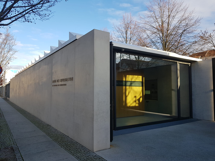 Der Raum der Information am Ehrenmal der Bundeswehr weist - wie das Ehrenmal selbst - eine eigene Architektur und Symbolik auf, deren Bedeutung man in dem Raum erfahren kann.