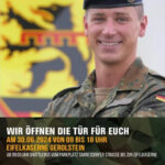 Das Foto zeigt einen jungen Soldaten vor einem Banner. Im unteren Bereich des Fotos steht 