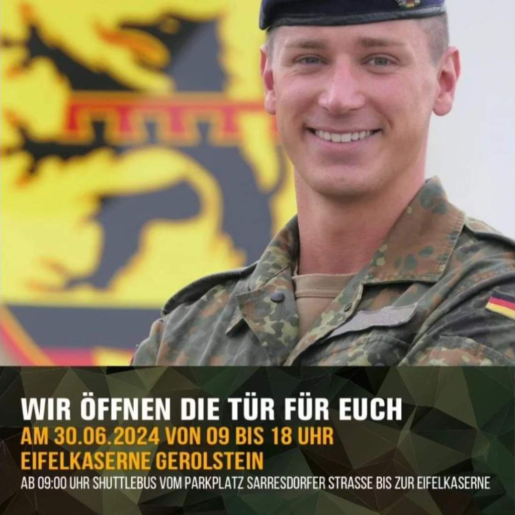 Das Foto zeigt einen jungen Soldaten vor einem Banner. Im unteren Bereich des Fotos steht "Wir öffnen für die Tür für Euch".