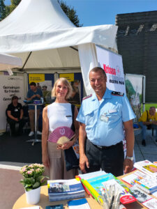 Frau Henjes am Stand des Krisenkompass