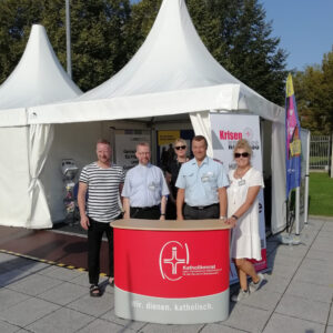 Militärdekan Schmelz am Stand des Krisenkompass