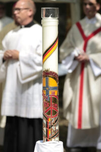 Segnung der Kerze für die Gefallenen am Ende des Pontifikalgottesdienstes im Zeltlager während der 60. Internationalen Soldatenwallfahrt in Lourdes, 19. Mai 2018 Gestaltung der Kerze: Schwester Irmgard Langhans Foto: © Christina Lux