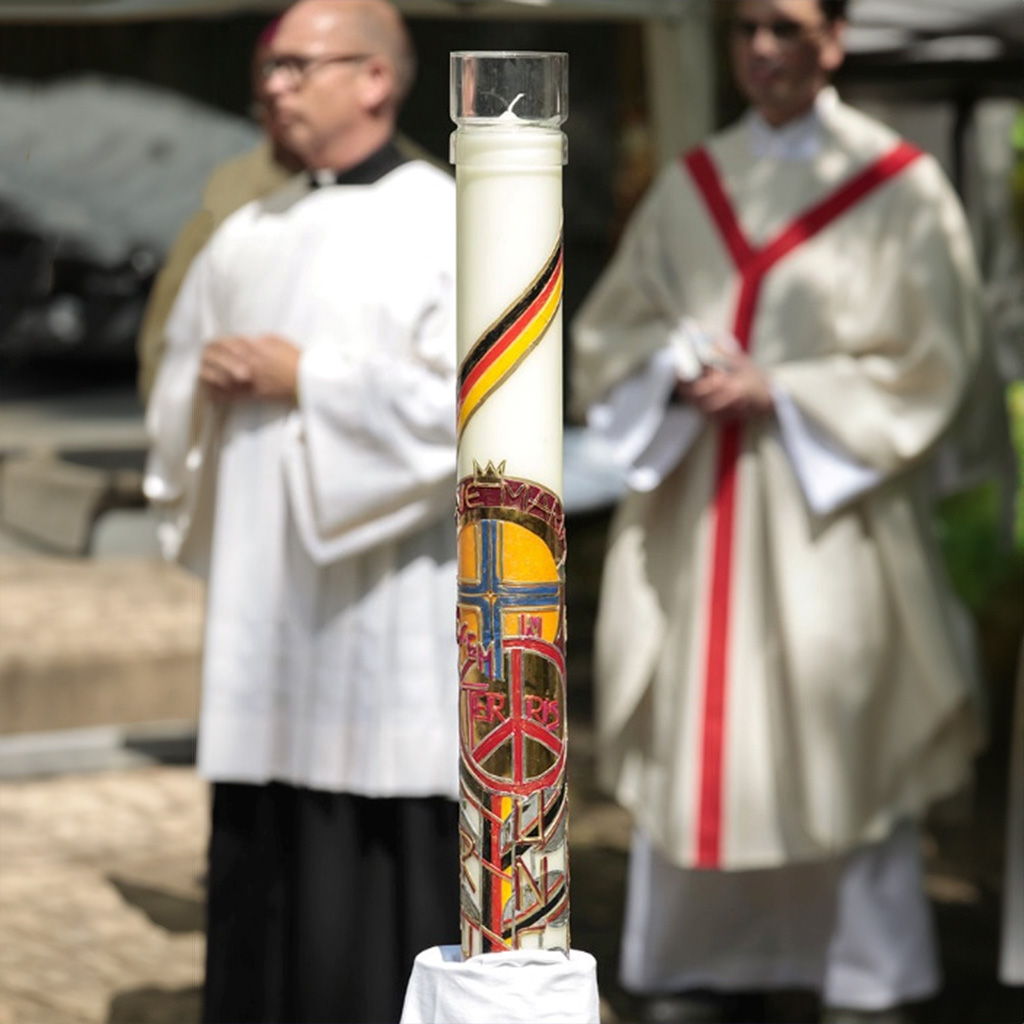 Segnung der Kerze für die Gefallenen am Ende des Pontifikalgottesdienstes im Zeltlager während der 60. Internationalen Soldatenwallfahrt in Lourdes, 19. Mai 2018 Gestaltung der Kerze: Schwester Irmgard Langhans Foto: © Christina Lux