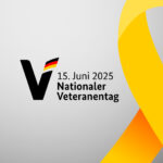 Das Bild zeigt das Logo des Veteranentages, das aus dem großen Buchstaben V besteht. Der obere, rechte Teil des Buchstaben trägt, etwas abgesetzt, die deutsche Nationalflagge. Rechts des Vs steht das Datum, 15. Juni 2025, und darunter ausgeschrieben die Worte 