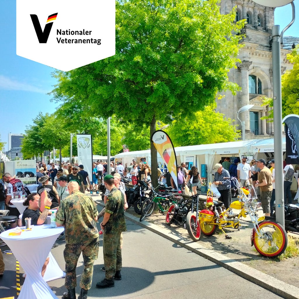 Das Bild zeigt die vielen Zelte und die Besucher vor dem Reichstag in Berlin am 1. Nationalen Veteranentag