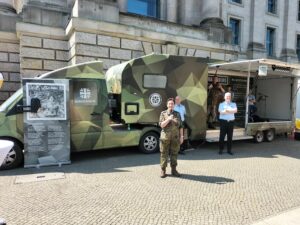 Generalärztin Dr. Schilling vor dem Veteranentruck