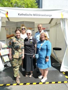 Generalärztin Dr. Schilling besucht den Fachbereich II am Stand