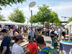 Eine Vielzahl an Besuchern nimmt das große Informationsangebot der Aussteller bei schönstem Sonnenwetter wahr