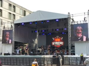 Musikauftritt der Detonators & Friends auf der Veranstaltungsbühne