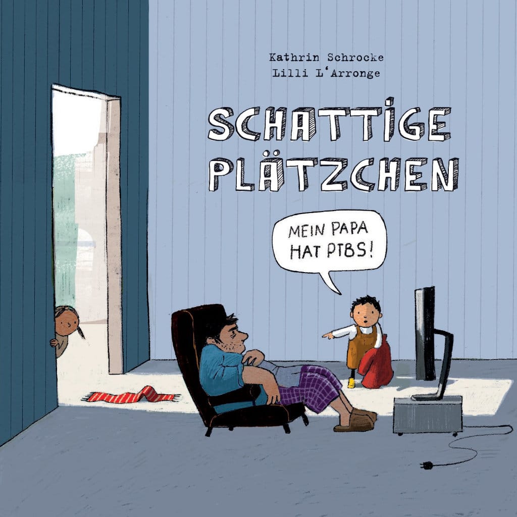 Das Bild zeigt das Cover des Buches Schattige Plätzchen. Darauf zeigt ein Junge auf seinen Vater und sagt: Mein Papa hat PTBS. Der Vater sitzt erschöpft in einem Sessel vor einem TV-Gerät, dessen Stecker lose neben dem Gerät liegt. Durch die Tür schaut ein Mädchen in das Zimmer.
