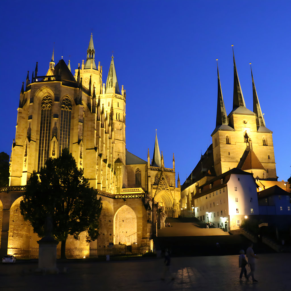 Das Foto zeigt die Hohe Domkirche St. Marien zu Erfurt in der Abenddämmerung mit Beleuchtung. Fotograf: Peter Jackson, Lizenz: Unsplash